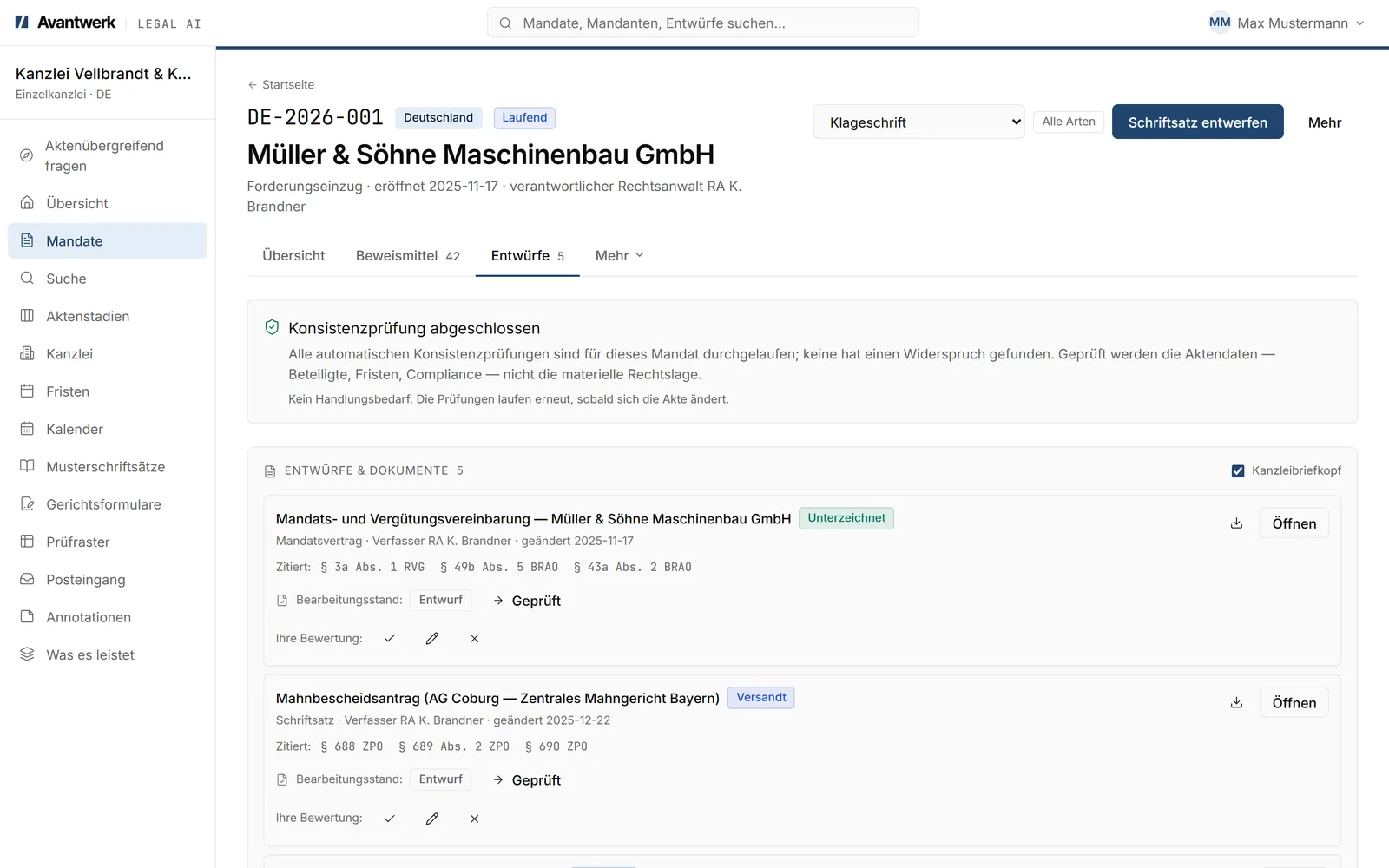 Reiter „Entwürfe & Dokumente“ der fiktiven Akte DE-2026-001 (Müller & Söhne Maschinenbau GmbH, Forderungseinzug) in Avantwerk Legal AI: oben der Hinweis „Konsistenzprüfung abgeschlossen“, darunter die unterzeichnete Mandats- und Vergütungsvereinbarung und der als versandt gekennzeichnete Mahnbescheidsantrag an das AG Coburg mit den zitierten Vorschriften § 688, § 689 Abs. 2 und § 690 ZPO, dazu der Bearbeitungsstand von „Entwurf“ zu „Geprüft“ und unter „Ihre Bewertung“ die Schaltflächen zum Übernehmen, Bearbeiten und Ablehnen